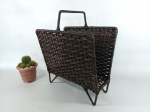 REVISTEIRO - JUNCO: Bonito revisteiro de piso com estrutura em ferro forrado em junco, com alça. Medidas: altura: 42 cm, largura: 24 cm e comprimento: 37 cm.