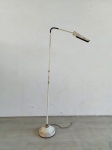 LUMINÁRIA - ANOS 90: Antiga luminária de pé, toda em ferro na década de 90, precisa de revisão na parte elétrica, articulável. Medida: altura: 1.30 m.