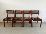 CADEIRAS - MADEIRA: Belo conjunto de cadeiras em madeira nobre clara e palhinhas, composto por quatro cadeiras, no estado. Medidas: altura: 85 cm, largura: 45 cm e profundidade: 45 cm.
