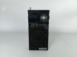RADIO PORTÁTIL - ONTERNATIONAL: Antigo radio portátil da marca INTERNATIONAL na tonalidade preto, LED, com duas faixas, esta sem a tampa das pilhas, não testado, no estado, medidas: altura:14 cm e largura:7 cm