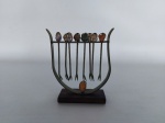 OBJETOS DECORATIVOS - ANOS 50: Antigo conjunto de espetos de petiscos da década de 50 com base em madeira jacarandá maciço, espetos em metal com cabos em pedras preciosas, medidas: altura: 12 cm e largura: 12 cm