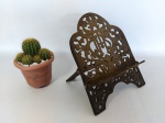 PORTAA BÍBLIA - BRONZE: Antigo porta bíblia de mesa executado em bronze todo trabalhado, dobrável. Medidas fechado: altura total: 32 cm e largura: 24 cm.