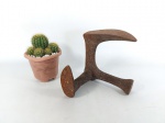 BIGORNA - ANTIGA: Antiga bigorna de sapateiro toda em ferro com três pontas, de numeração 3. Medidas: altura: 19 cm, largura: 16 cm e comprimento: 18 cm.