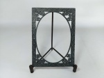 MOLDURA - ESTANHO: bela moldura em estanho toda trabalhada, com representações de flores, medidas: altura:19 cm e largura:14 cm