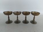 TAÇAS - METAL: Lote composto por quatro antigas taças altas de sorvete em metal. Medidas: altura: 10 cm e diâmetro: 8 cm.