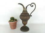 JARRA - METAL: Antiga jarra para gomil em metal prateado, decorado com gregas e motivos vegetalista, alça estilizada finalizando em folhas e volutas, precisa de um novo banho. Medida: altura: 33 cm.