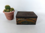 LATA - COLEÇÃO: Antiga lata de biscoito aymore, de coleção, limitada, Rio de Janeiro - São Paulo. Medidas: altura: 10 cm, largura: 15 cm e comprimento: 20 cm.
