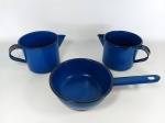 PANELAS - ÁGATA: Lote de panelas composto por duas leiteiras e uma frigideira em ágata esmaltada na tonalidade azul com detalhes pretos, medidas: LEITEIRA: altura:11 cm e diâmetro:13 cm, FRIGIDEIRA: altura:6 cm, diâmetro:18 cm e comprimento:30 cm