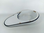 COMADRE - ÁGATA: Antigo acessórios pòs cirurgia comadre dito como pinico em ágata esmaltada na tonalidade branca com a borda azul, medidas: altura:9 cm, largura:29 cm e comprimento:43 cm