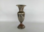 VASO DE MESA - COBRE: Antigo vaso floreira de mesa em cobre com banho cromado, apresenta falhas, medidas: altura:30 cm e diâmetro boca:13 cm