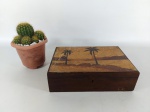 PORTA JOIA - MADEIRA: Bonita caixa porta joia em madeira nobre com marchetaria, pela paisagem na tampa, sem chave. Medidas: altura: 7 cm, largura: 25 cm e profundidade: 17 cm.