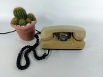 TELEFONE - TIJOLINHO: Antigo telefone de mesa, modelo tijolinho na tonalidade bege. Medidas: altura: 12 cm, largura: 12 cm, comprimento: 22.