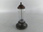 PALITEIRO - ANTIGO: Antigo paliteiro de mesa em metal prateado e vidro, no formato redondo. Medidas: altura: 12 cm e diâmetro base: 6 cm.