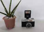 CÂMERAS FOTOGRÁFICAS - VITORET: Antiga câmera fotográfica da marca Vitoret, com flash, para decoração. Medidas: altura com flash: 17 cm, largura; 13 cm e profundidade: 7 cm.