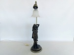 ABAJUR - PETIT BRONZE: bonito abajur de mesa com escultura de mulher em petiti bronze (apresenta um pequeno trincado próximo ao pescoço), para uma lâmpada (precisa de revisão na parte elétrica), medida: altura total:69 cm