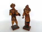 ESTATUETAS - PAPEL MARCHÊ: Par de belas estatuetas reportando figura oriental, executados em papel marchê, base em madeira e detalhes em barro. Medida: altura: 24 cm.