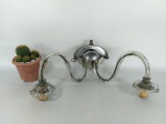LUMINÁRIA - CRISTAL: Bonita luminária de parede arandela dupla com base em ferro e dois braços em cristais, funcionando. Medidas: altura: 18 cm, largura: 43 cm e profundidade: 23 cm.