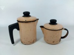 BULES - ÁGATA: Par de bules executados em ágata esmaltada na tonalidade creme, com tampas, alças em plástico rígido, medidas: altura maior:18 cm e altura menor:13 cm