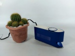 FERRO - UFESA: Antigo e raro ferro de passar roupa elétrico de viagem da marca Ufesa, modelo 28, com capa e manual, funcionando. Medidas da capa: altura: 5 cm, largura: 9 cm e comprimento: 17 cm.