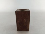 PORTA CANETAS - MADEIRA: Antigo suporte de canetas executado em madeira nobre maciço, no formato quadrado. Medidas: altura: 9 cm, largura: 6 cm e profundidade: 6 cm.