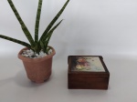 PORTA JOIA - ANTIGO: Antigo porta joia de mesa em madeira nobre com azulejo desenhado a mão por Lídia Junqueira. Medidas: altura: 6 cm, largura: 13 cm e profundidade: 13 cm.