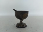 METAL - BRISTOL: Antigo e bonito cinzeiro de mesa, em metal cinzelado, no formato de taça, Bristol. Medidas: altura: 7 cm e diâmetro: 6 cm.