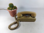 TELEFONE - ANTIGO: Antigo telefone de mesa, modelo tijolinho na tonalidade bege, a disco. Medidas: altura: 11 cm, largura: 11 cm e comprimento: 22 cm.