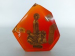 RELIGIÃO - FÁTIMA: Antigo peso de papel em acrílico Português com imagem de N.S. Fátima, apresenta lascados, medidas: altura:9 cm e largura:9 cm