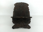 SUPORTE BÍBLIA - MADEIRA: Antigo suporte de bíblia de mesa em madeira nobre com entalhe, dobrável. Medidas fechado: altura: 47 cm e largura: 28 cm.