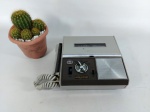 GRAVADOR DE ROLO - SORELCORDER: Antigo gravador de rolo portátil da marca Sorelcorder na tonalidade cinza, está com dois rolos em acrílico, com microfone e fone de ouvido, com seu funcionamento à pilha. Medidas: altura: 7 cm, largura: 22 cm e comprimento: 22 cm.
