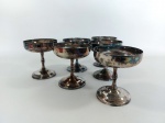 TAÇAS DE SORVETE - METAL: Lote com seis antigas taças de sorvete alta em metal prateado, no formato redondo. Medidas: altura: 10 cm e diâmetro maior: 8 cm.