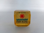 PESO DE PAPEL - ACRÍLICO: Antigo peso de papel em acrílico no formato quadrado, Mar Hotel Pontes S.A. Hotéis e Turismo, Recife-Pernambuco. Medidas: altura: 5 cm, largura: 5 cm e comprimento: 5 cm.