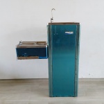 BEBEDOURO - INDUSTRIAL: Bebedouro de coluna em inox, industrial, da marca Master-Frio, esta com todo o maquinário, não esta ligando, medidas: altura:95 cm, largura:75 cm e profundidade:28 cm