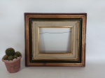MOLDURA - MADEIRA: Antiga e bonita moldura de quadro em madeira nobre com detalhes dourados. Medidas: altura total: 40 cm e largura: 45 cm.