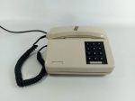 TELEFONE - ANTIGO: Antigo telefone de mesa da década de 70 na tonalidade branco, em teclas. Medidas: altura: 10 cm, largura: 16 cm e comprimento: 21 cm.