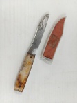 FACA - ANTIGA: Antiga faca em inox com cabo em acrílico com bainha em plástico rígido. Medidas da faca: comprimento: 19 cm.