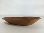 PETISQUEIRA - MADEIRA: Petisqueira de mesa em madeira nobre maciço no formato feijão. Medidas: altura: 4 cm, largura: 13 cm e comprimento: 28 cm.