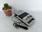 GRAVADOR - REUNIDAS MANZON: Antigo gravador portátil da marca Reunidas Manzon na tonalidade cinza, com microfone, na caixa de isopor, Tape Recorder, Compact Cassette, de origem japonesa, sem cabos. Medida da caixa: altura: 10 cm, largura: 22 cm e comprimento: 30 cm.