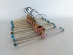 CABIDES - MADEIRA: Lote composto por 10 cabides de madeira infantil com tema feminino. Medidas: altura: 15 cm e comprimento: 33 cm.