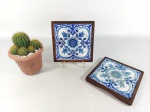 BANDEJAS - ANOS 50: Par de bonitas bandejas de descanso de panelas da década de 50 em madeira nobre a azulejos desenhados (apresenta quebrados). Medidas: largura: 17 cm e comprimento: 17 cm.