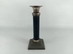 CASTIÇAL - ANTIGO: Antigo castiçal de mesa no estilo Art Decor, executado em metal cromado, capacidade para uma vela. Medida: altura: 20 cm.