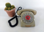 TELEFONE - ANTIGO: Antigo telefone de mesa da marca Ericsson na tonalidade cinza, a disco. Medidas: altura: 12 cm, largura: 22 cm e profundidade: 22 cm.