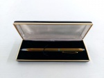CANETA - DOURADA: Caneta da marca Pat Kanoe em metal dourado, não está escrevendo, acompanha estojo. Medida da caneta: comprimento: 14 cm.
