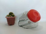 BALEIRO - VIDRO: Antigo gomo de baleiro em vidro transparente com tampa em plástico. Medidas: altura: 20 cm, largura: 20 cm e profundidade: 20 cm.