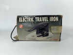 FERRO DE PASSAR - PORTÁTIL: Antigo ferro de passar roupa portátil em sua caixa original, Electric travel iron, LD - 7006B, com voltagem de 110 - 220 volts e 250 w. Medidas da caixa: altura: 4 cm, largura: 10 cm e comprimento: 17 cm.