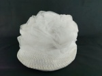 CHAPÉU - ERNEST RUBENS: Antigo chapéu feminino em tecido fino, na caixa, Ernest Rubens chapeleiro. Medidas da caixa: altura: 26 cm, largura: 26 cm e comprimento: 26 cm.