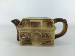 BULE - PORCELANA: Antigo bule de coleção executado em porcelana representando casinha, sem tampa, com alça e bico. Medidas: altura: 8 cm, largura: 9 cm e comprimento total: 19 cm.