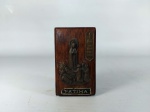 CAIXA MÚSICA - N.S. FÁTIMA: Caixa de música de mesa em madeira nobre com detalhes em metal, N.S. Fátima, corda está solta. Medidas: altura: 10 cm, largura: 6 cm e profundidade: 4 cm.