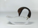 ESCULTURA - ACRÍLICO: Escultura de mesa representando cisne executado em acrílico e metal dourado. Medidas: altura: 8 cm, largura: 2 cm e comprimento: 12 cm.