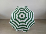 GUARDA SOL - ANOS 80: Antigo guarda sol da década de 80 em tecido listrado nas tonalidades verde e branco, com prendedor, precisa de restauro, medida: altura fechado:93 cm